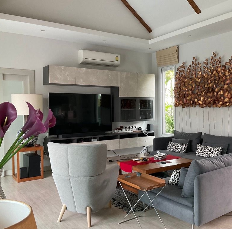 Enticing Pool Villa Sales Display