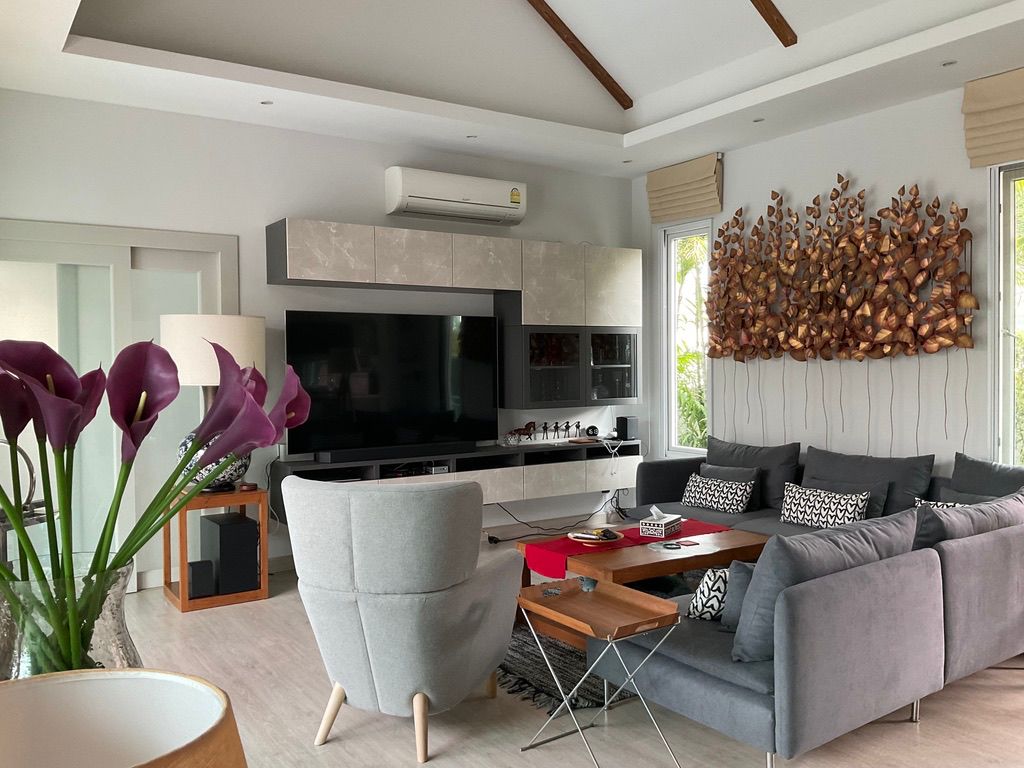 Enticing Pool Villa Sales Display