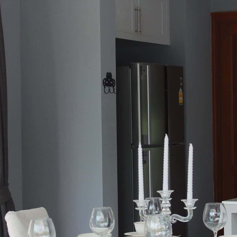 Modern Retreat Scenic Landscape