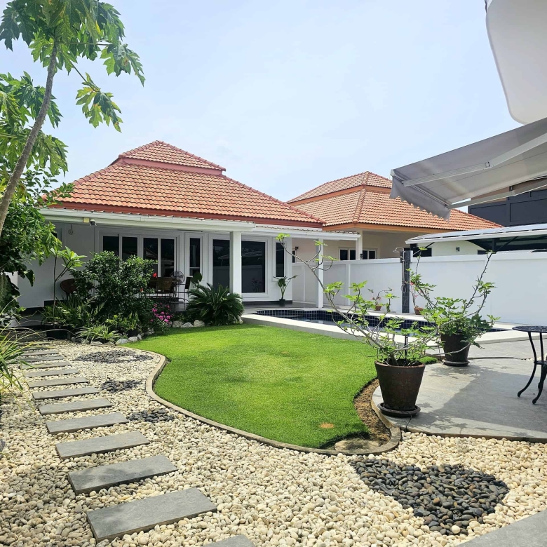 Baan Modern Pool Sales Display