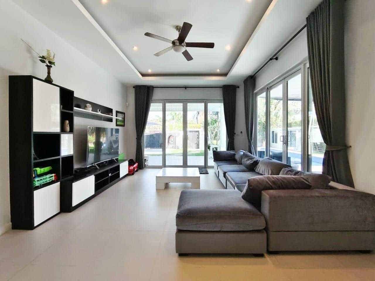 Striking Villa Sales Portrait