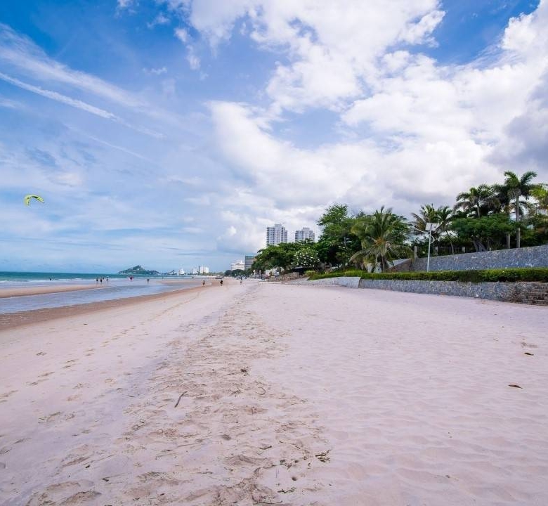 Mykonos Spacious Unit Central Hua Hin