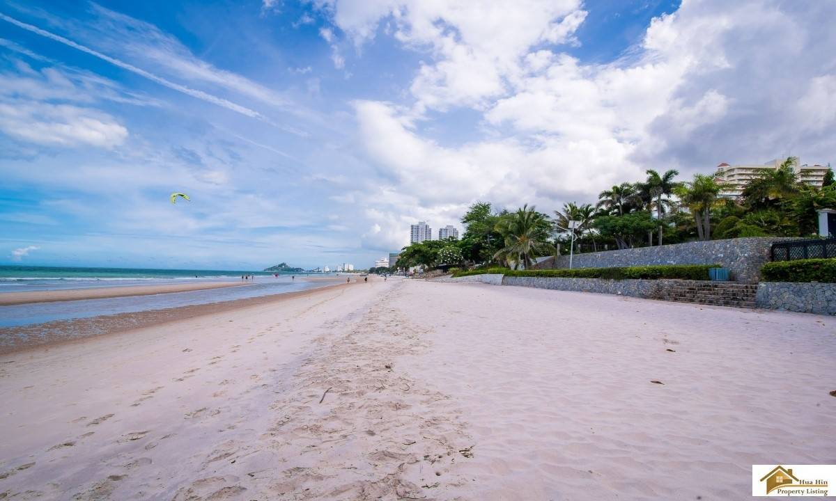 Mykonos Spacious Unit Central Hua Hin