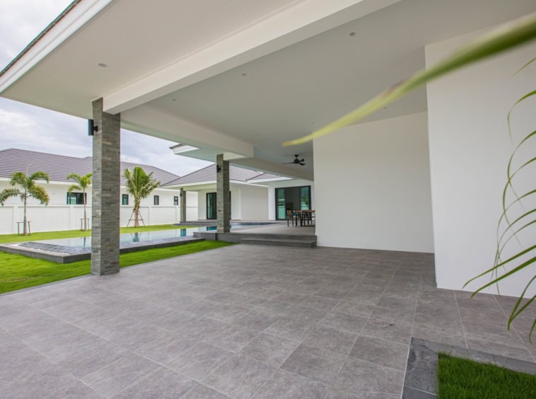 Prestigious Hua Hin Villas Sale Near Golf