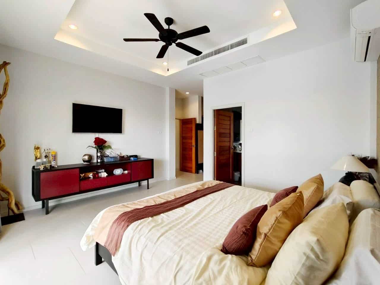 Spacious Villa with Pool Golf Community Stylish Villa Near Golf Course