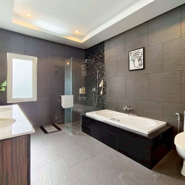 Upscale Villa Near Hua Hin Hills