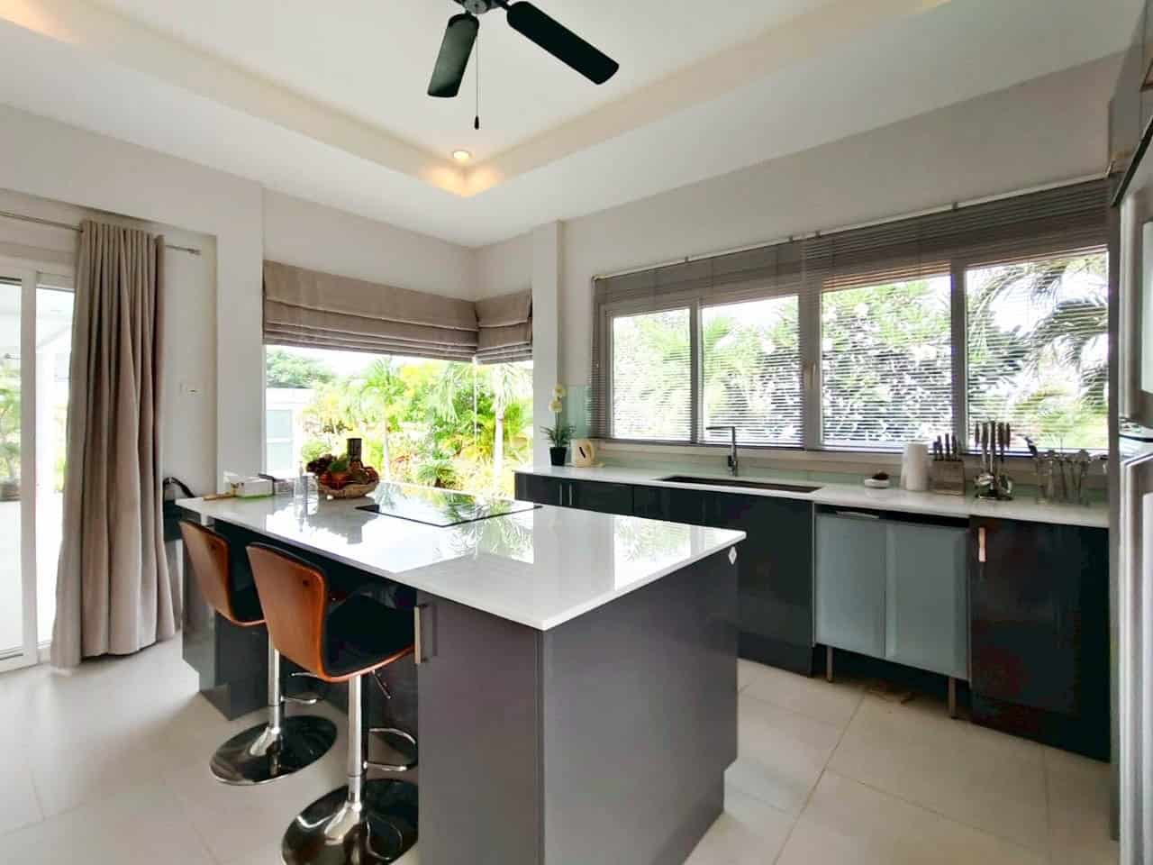 Beautiful Villa Swimming Pool Golf Access Luxury Property Golf Course Area