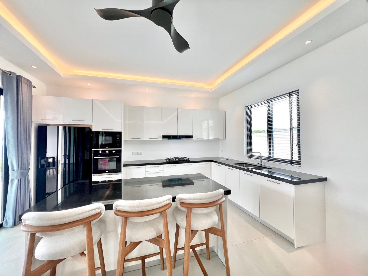 Beautiful Villa with Swimming Pool Hua Hin Prestigious Pool Villa Sales Feature Town