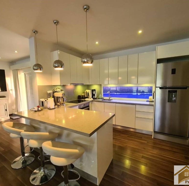 Splendid Villa Sales Golf Course Charm