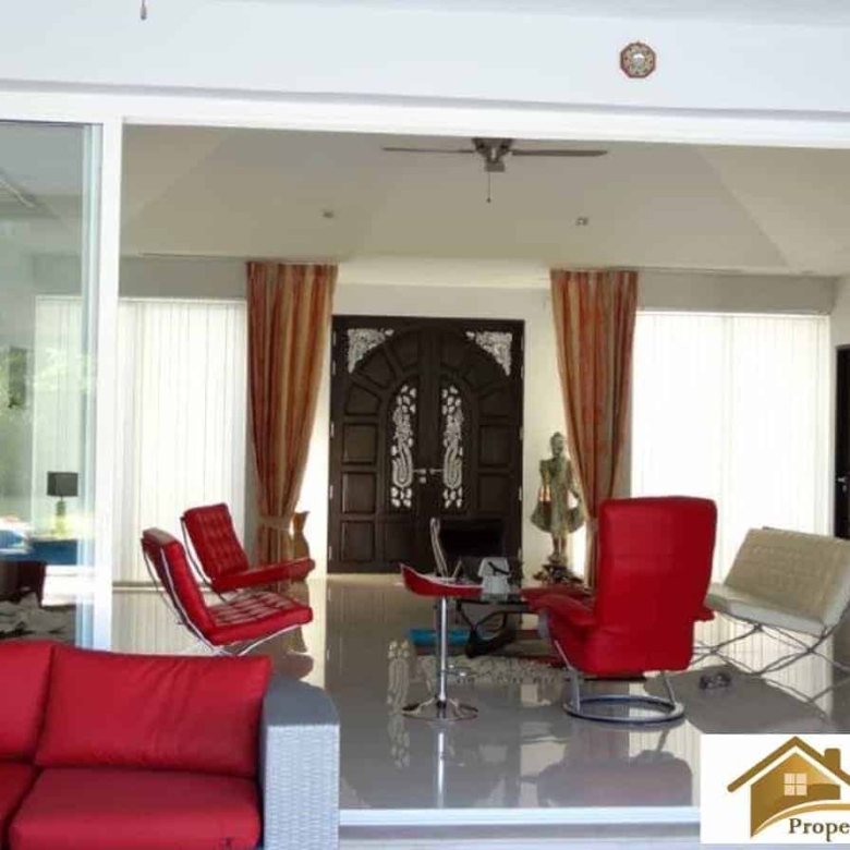 Stunning Villa Near Golf Course