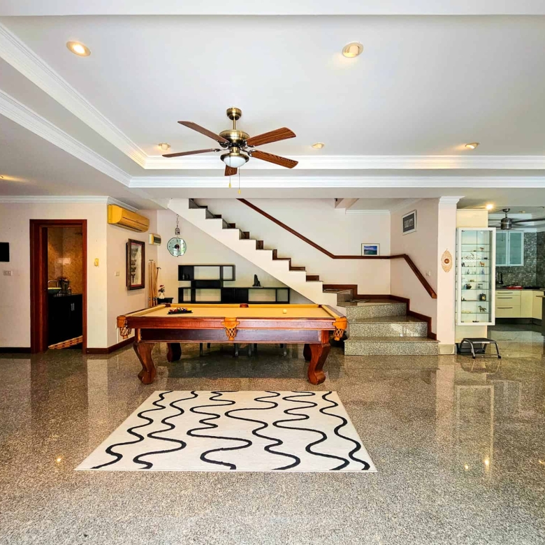 Lavish Pool Villa Sale Hua Hin Soi