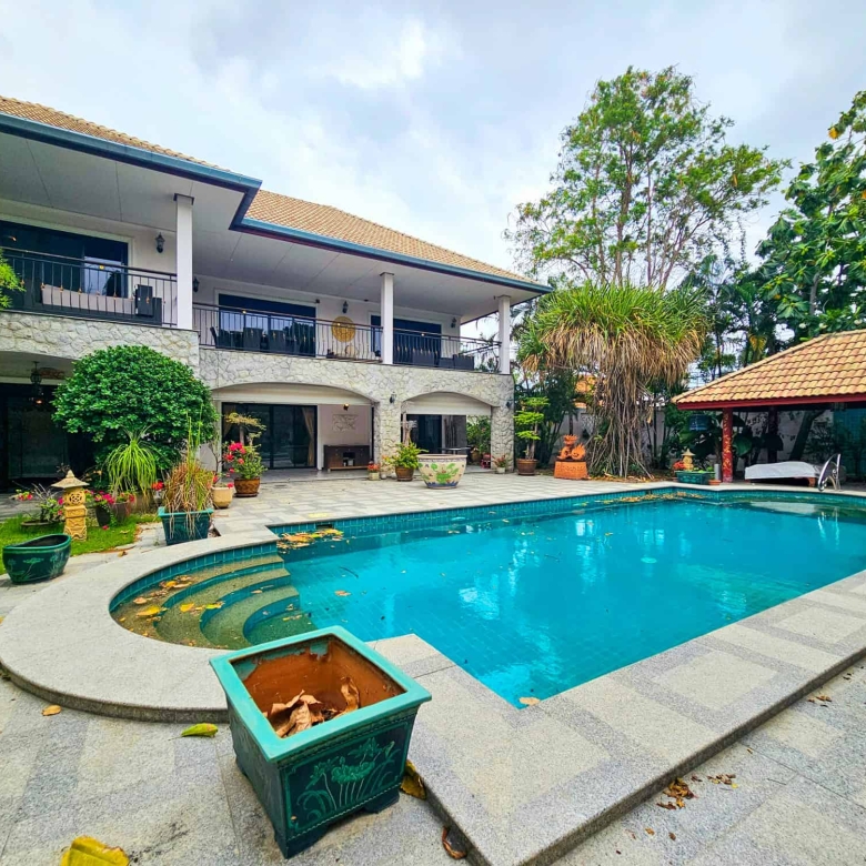 Opulent Pool Villa Sale Near Bluport