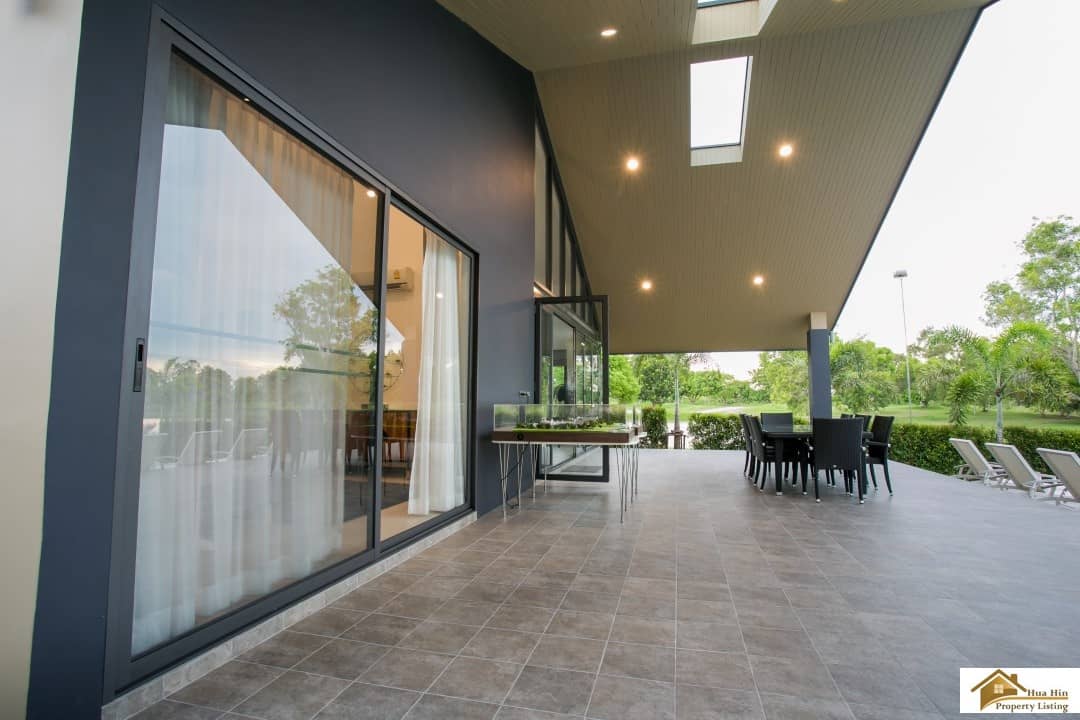 Luxury Sanctuary Lakes Home Charm