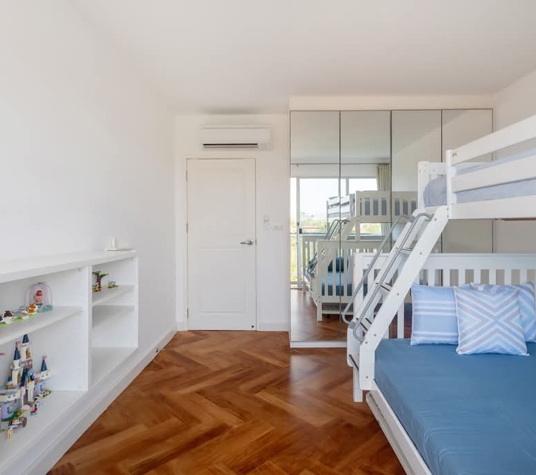 Striking Coastal Condo Sales Site